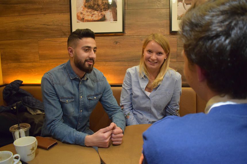 Ahmed und Agneta im Gespräch mit ILMA-Autor Joschka.