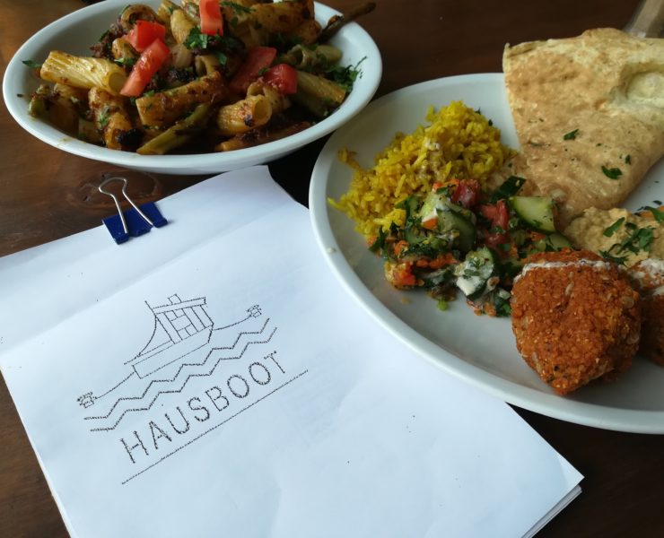 Im Hausboot haben wir die Pasta des Tages und einen arabischen Teller gegessen.
