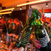 How to start a revolution in seven simple steps: Die preisgekrönte Flasche.