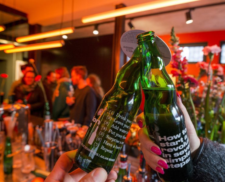 How to start a revolution in seven simple steps: Die preisgekrönte Flasche.