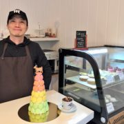 Besitzer Shohei Yagi hinter seiner Theke in der Pâtisserie YagiYa.