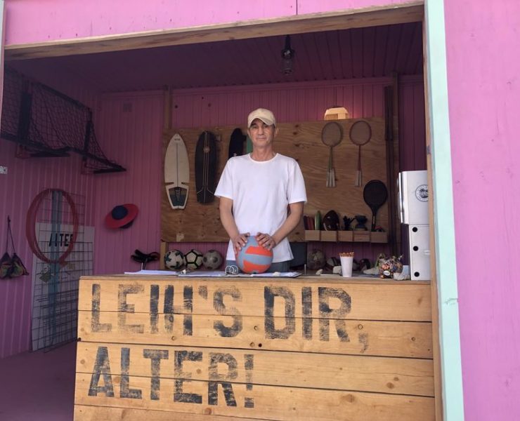 David gibt hier ehrenamtlich die Geräte aus.