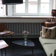 Das Büro der Grafikdesigner lädt zum kreativen Arbeiten gerade zu ein.