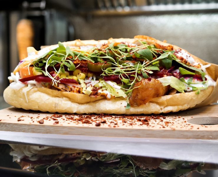 Bei Art of Döner wird der Döner nicht im allseits bekannten dreieckigen Fladenbrot serviert, sondern in einem länglichen Brot.