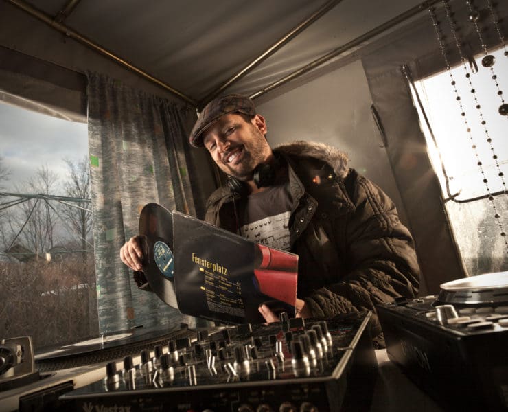 Seit 14 Jahren steht DJ MoERockZ jeden Donnerstagabend hinterm DJ Pult und sorgt für die richtige Musik im Zimmer.