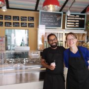 Azeez und Andrea in ihrem kleinen Eisladen "Eis im Quadrat".