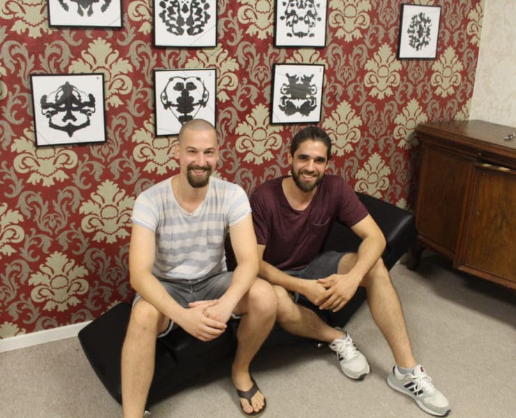Die Betreiber Adrian und Tarek in einem der Escape Rooms.