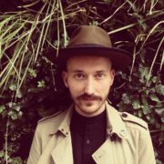 Der Hut ist sein Markenzeichen.