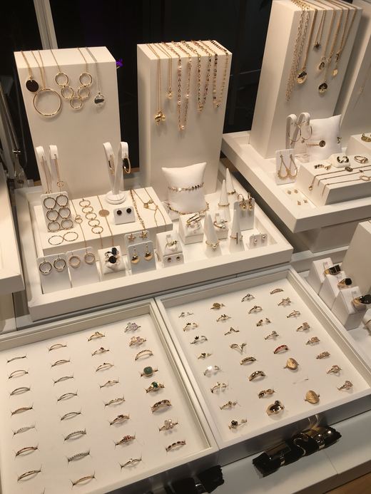 Kalaika produziert filigranen Schmuck und andere Accessoires.
