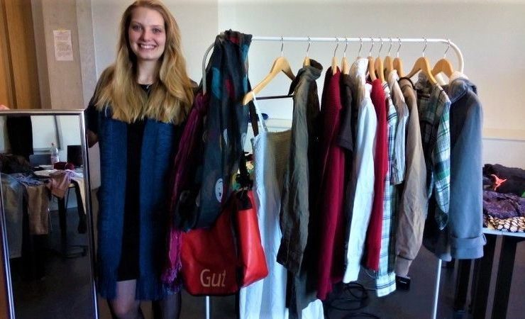 Damit die gespendeten Teile auch anprobiert werden können, hat Anneli Janzer, Organisatorin der Aktion, einen Spiegel und eine Umkleide organisiert.