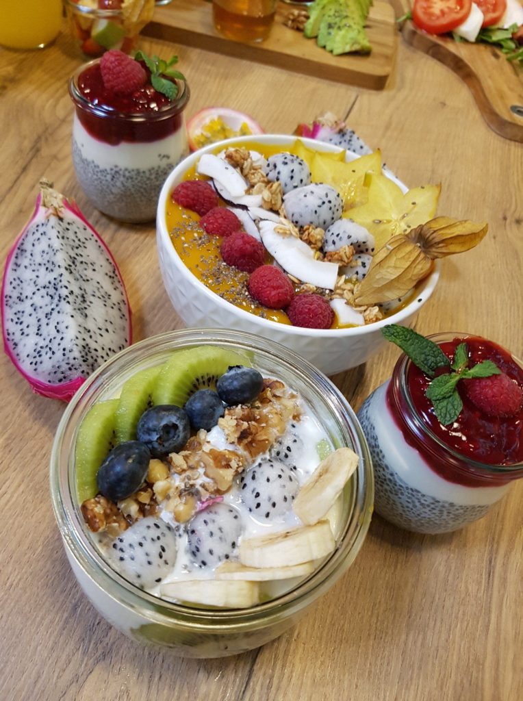 Liebevoll angerichtete Smoothie-Bowls und Chiapudding - bekanntlich isst das Auge mit.