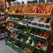 Frisches Obst und Gemüse wartet in dem Naturkostladen auf seine Käufer.