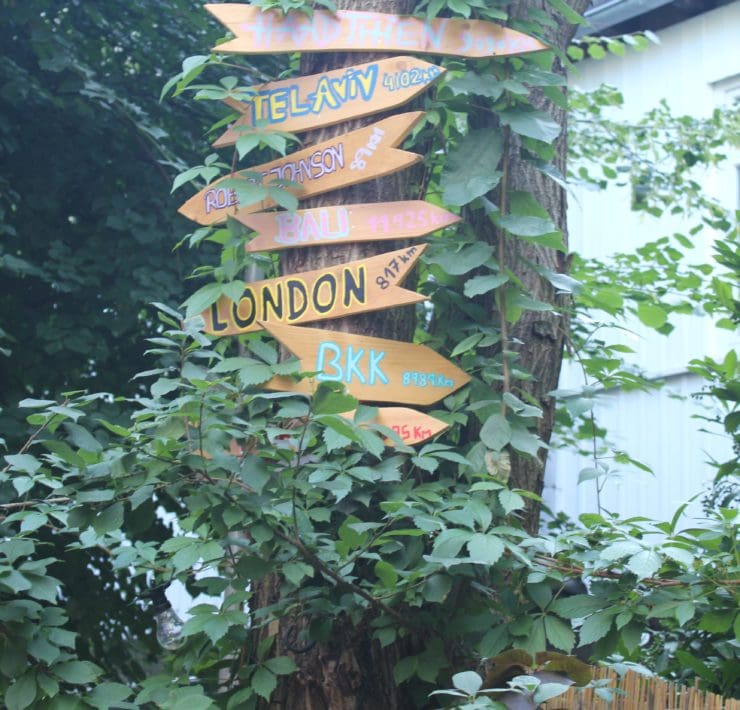 Der große Wegweiser mit Entfernungen zu Traumzielen wie London, Tel Aviv oder Bali lässt Fernweh aufkommen.