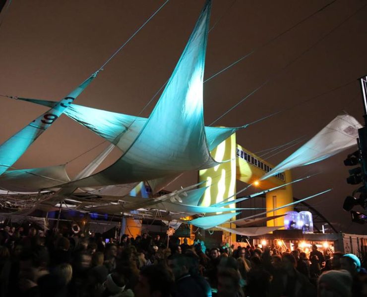 Menschen feiern am Hafen49 das Kulturfest.