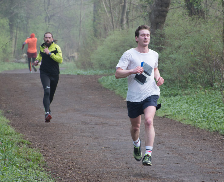 Ein Teilnehmer des Neckarau parkrun läuft seine Runden.
