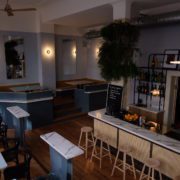 Das Odeon kennen viele von der Pop-up-Bar Santas Klause - inzwischen ist die Bar deutlich heller und cleaner gestaltet.