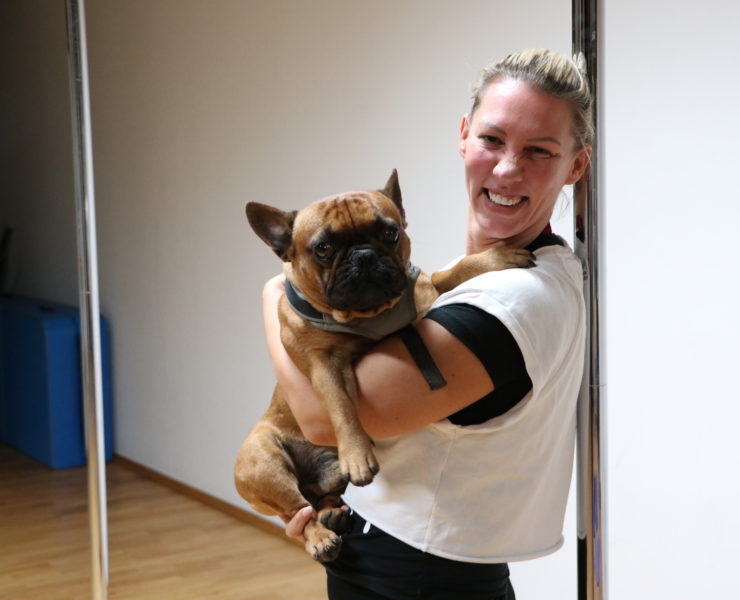 Studiobesitzerin Miriam mit ihrem Hund Buddy.