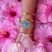 Die Schmuckstücke sollen das hawaiianische Lebensgefühl vermitteln und etwas Positives ausstrahlen.