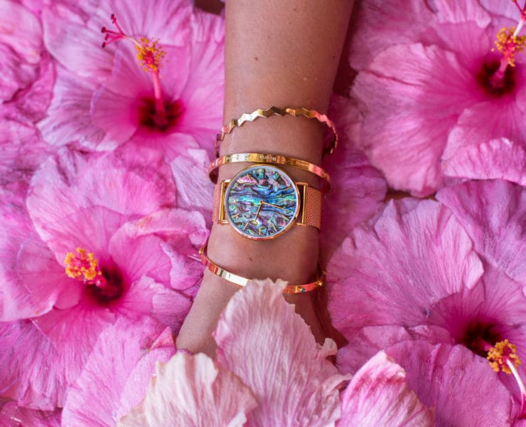 Die Schmuckstücke sollen das hawaiianische Lebensgefühl vermitteln und etwas Positives ausstrahlen.