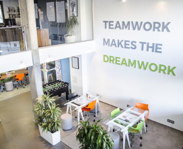 Teamwork makes the Dreamwork. Das Motto in den Räumlichkeiten der Agentur.