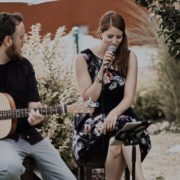 Frank und Eva treten als Akustik-Duo "Zwischenzeit" auf.