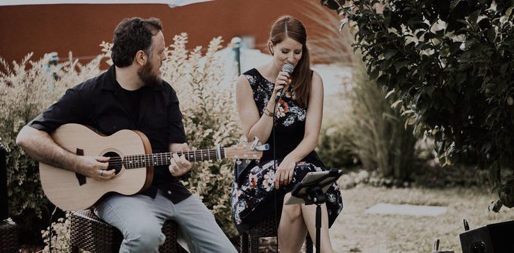 Frank und Eva treten als Akustik-Duo "Zwischenzeit" auf.