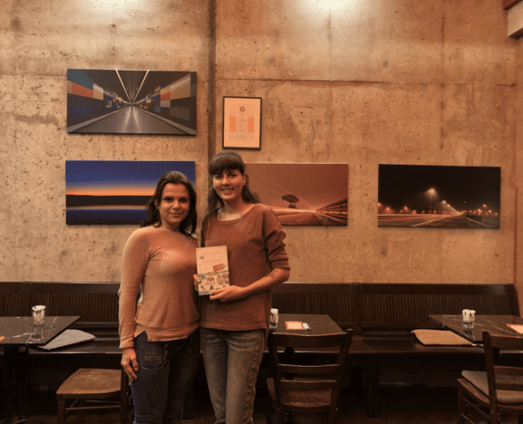 ILMA Autorin Steffi traf Nina Badelt (links) im Cafe Prag. Auch einer der "Glücksorte in Mannheim".