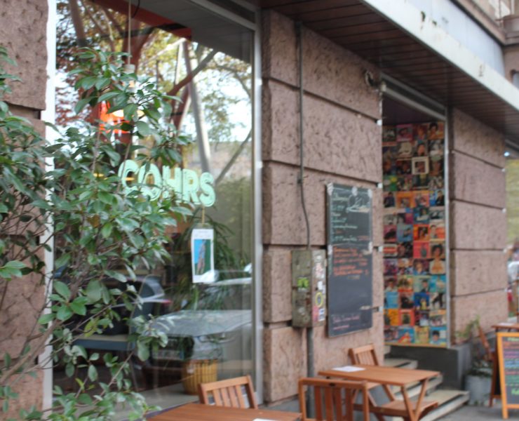 Das Café Cohrs an der Kreuzung Lange Rötterstraße / Kobellstraße lädt im Sommer auch zum Draußensitzen ein.