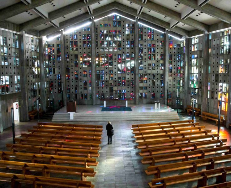 Unzählige kleine, bunter Glasfenster befinden sich in dem von außen recht unscheinbaren Bau.