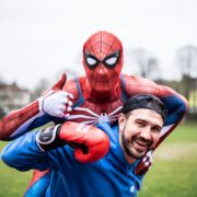 Anton hat die Superheldenschule gegründet.