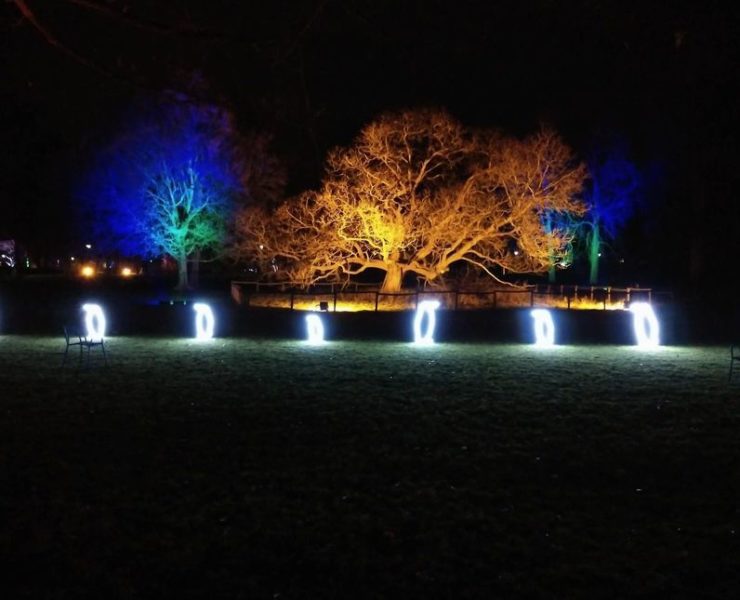 Die Pinguine zeigen den Weg zu Glühwein und Crêpe - zumindest manche von ihnen.