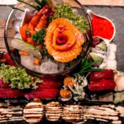 Eine der Sushiplatten von oben.