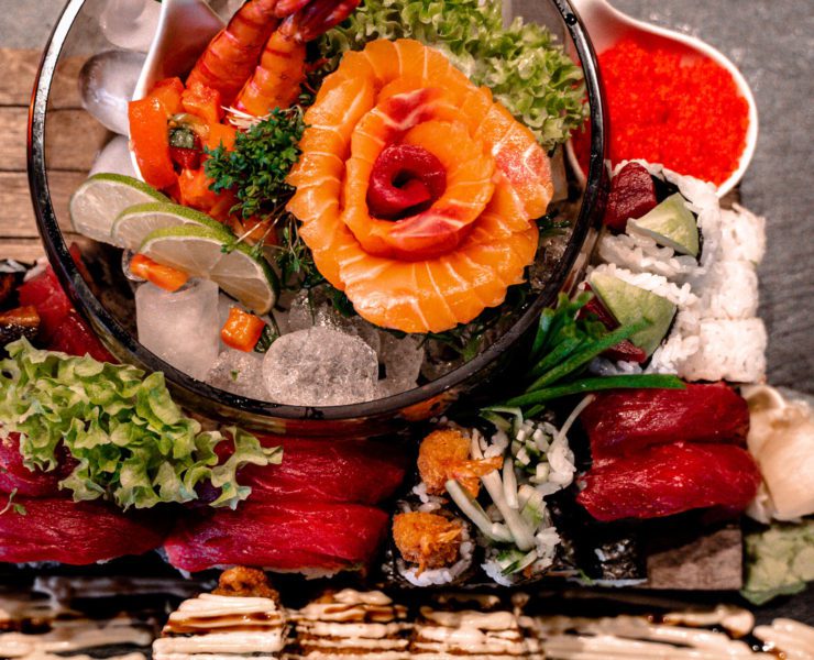 Eine der Sushiplatten von oben.