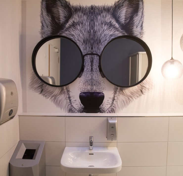 Selbst das Badezimmer ist im Café Wolfsbau ein absoluter Design-Hingucker.