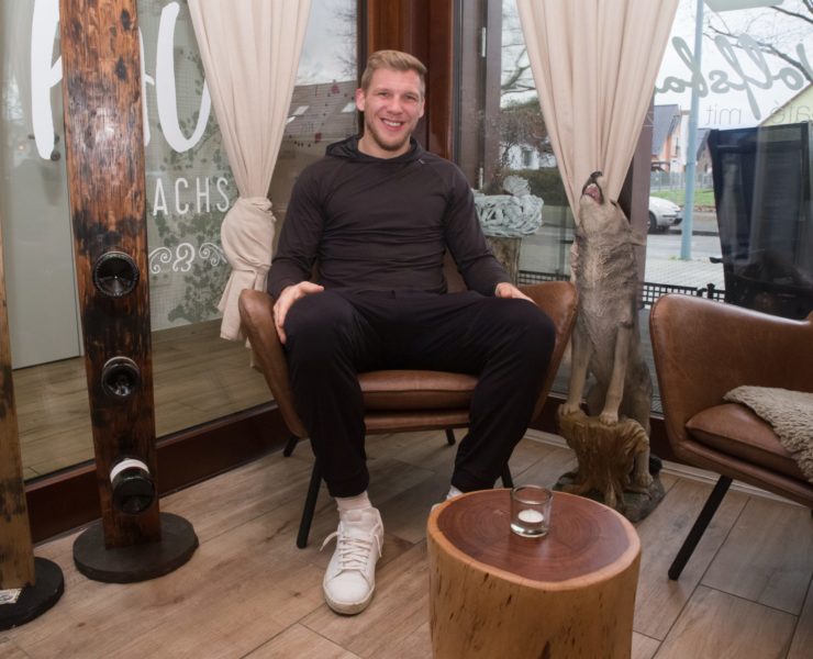 Fühlt sich wohl im eigenen Café in der Mannheimer Gartenstadt - Adler-Stürmer David Wolf.