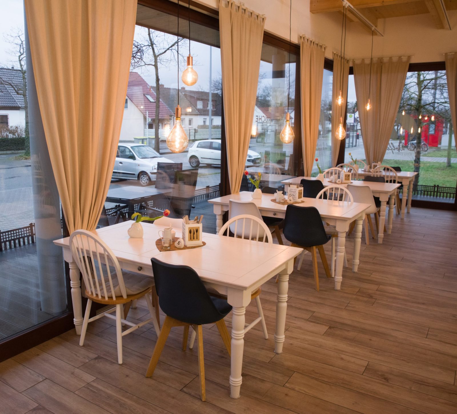 In Möblierung und Optik hat Familie Wolf in ihrem Café auf Helle, Wärme und Bequemlichkeit gesetzt.