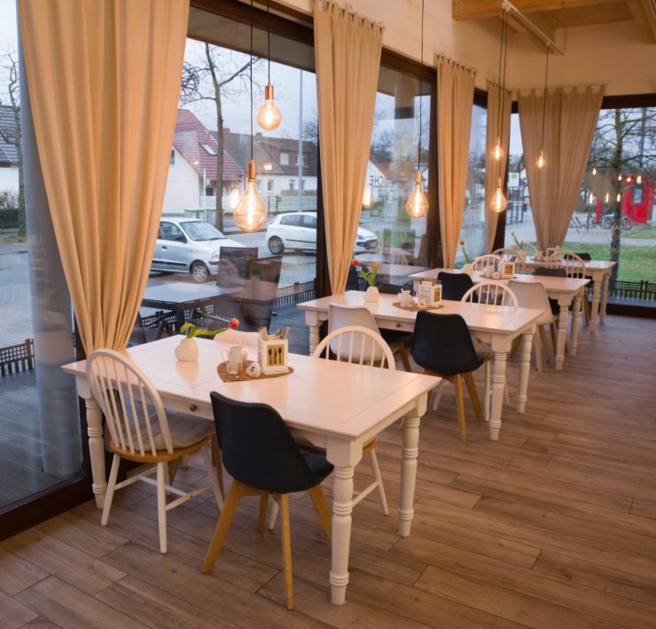 In Möblierung und Optik hat Familie Wolf in ihrem Café auf Helle, Wärme und Bequemlichkeit gesetzt.