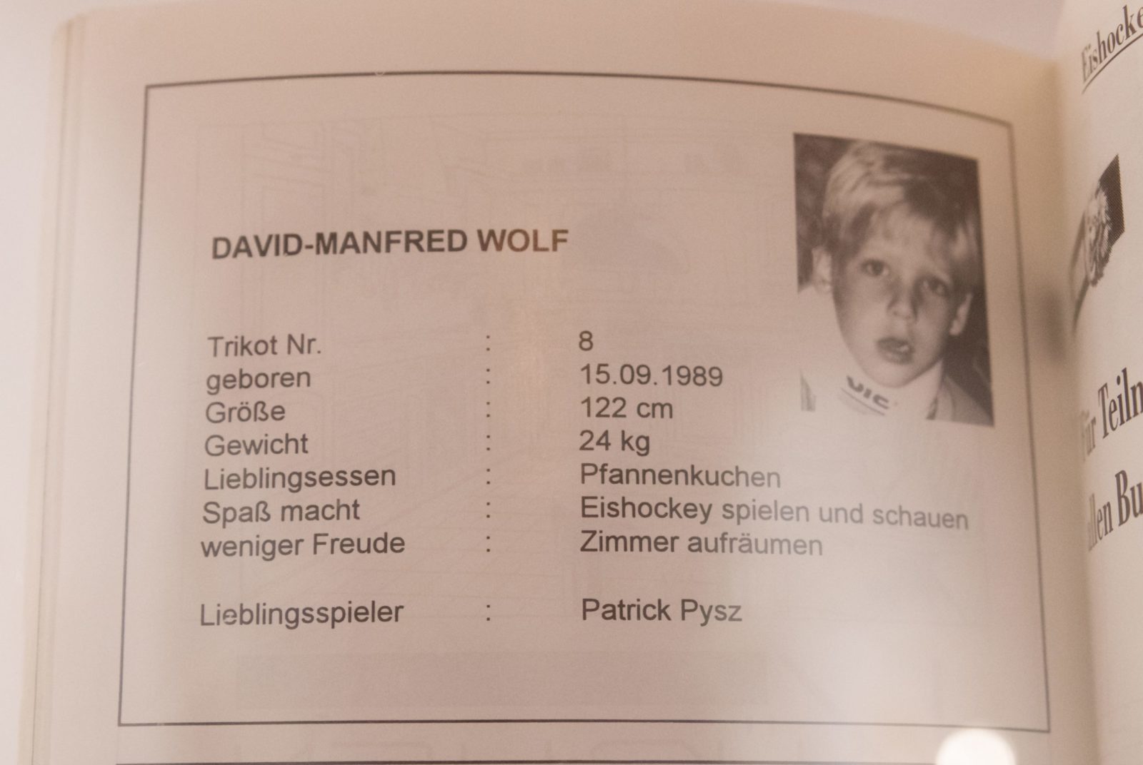 Eine Fundgrube für Adler-Traditionalisten - in Vitrinen-Boxen sind unter anderem Erinnerungen wie dieses Spieler-Heft zu sehen, das den kleinen David zeigte, als die großen Träume von der Profi-Karriere noch in ferner Zukunft lagen.