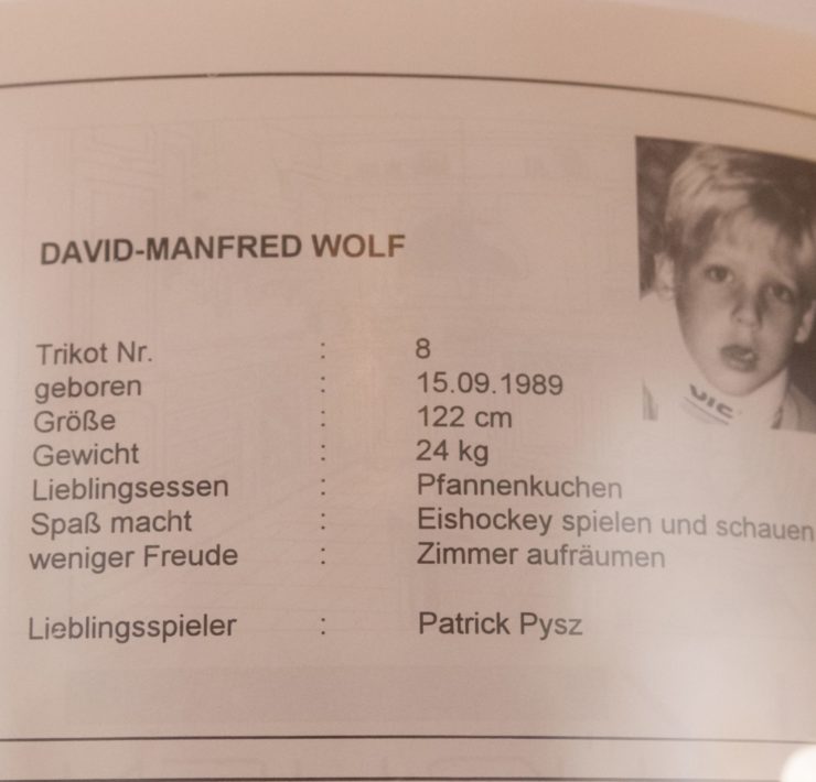 Eine Fundgrube für Adler-Traditionalisten - in Vitrinen-Boxen sind unter anderem Erinnerungen wie dieses Spieler-Heft zu sehen, das den kleinen David zeigte, als die großen Träume von der Profi-Karriere noch in ferner Zukunft lagen.