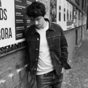 Jazzige Pianoklänge und mitreißende Melodien - so klingt die Musik von Luca Sestak.