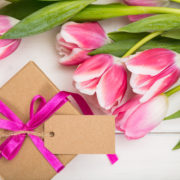 Ein paar Blumen, ein kleines Geschenk: Viel braucht es nicht, um Ostern schön feiern zu können.