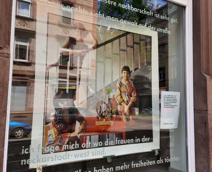 Die aktuelle Ausstellung kann man sich im Vorbeigehen ansehen: Sie hängt in den großen Schaufenstern