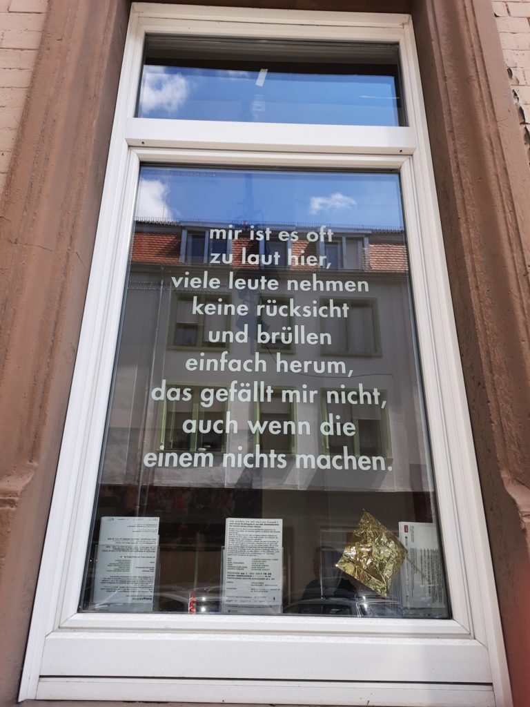 In den Fenster kleben seit der Eröffnung des Centers Aussagen von Anwohnern über die Neckarstadt-West.