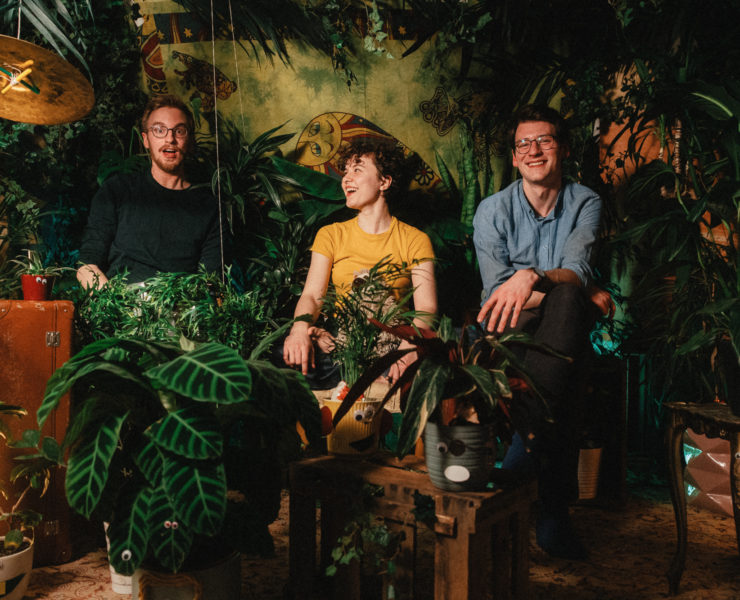 Die Band Larifari besteht aus Jan, Eva und Henri.