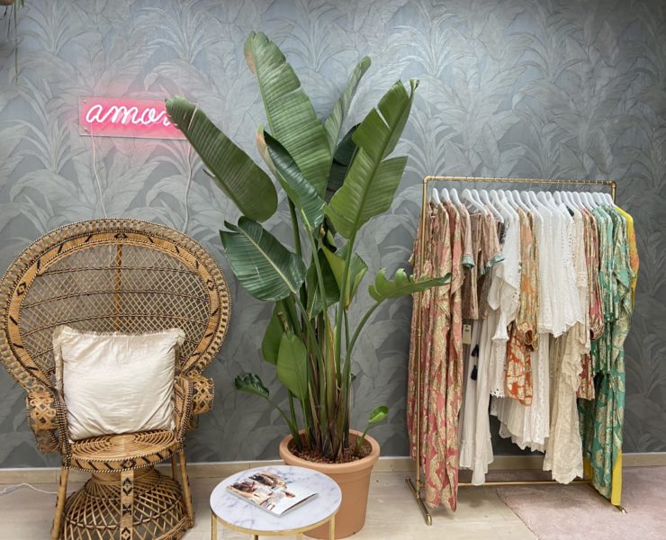 Statt voll gestopfen Regalen werden die Kleidungsstücke präsentiert.