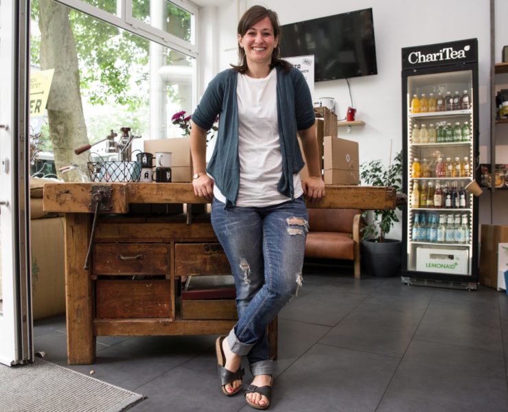 Bei jeder Bohne mit voller Leidenschaft dabei: Elisabetta Epping-Rossi am Eingang ihres Cafés in der Coblitzallee.