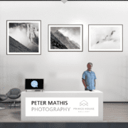 An den Messeständen wie hier von Peter Mathis kann man sich informieren, die Bilder ansehen und mit den Künstlern oder Galierinhabern chatten.