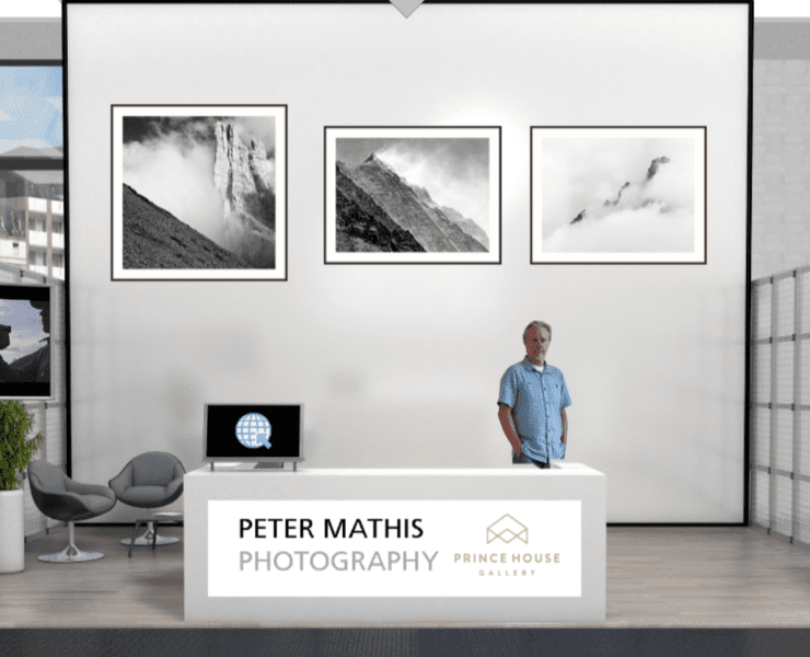 An den Messeständen wie hier von Peter Mathis kann man sich informieren, die Bilder ansehen und mit den Künstlern oder Galierinhabern chatten.