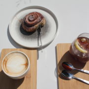 Ein Cappuccino und Cold Brew Tonic passen perfekt zu einer Zimtschnecke.
