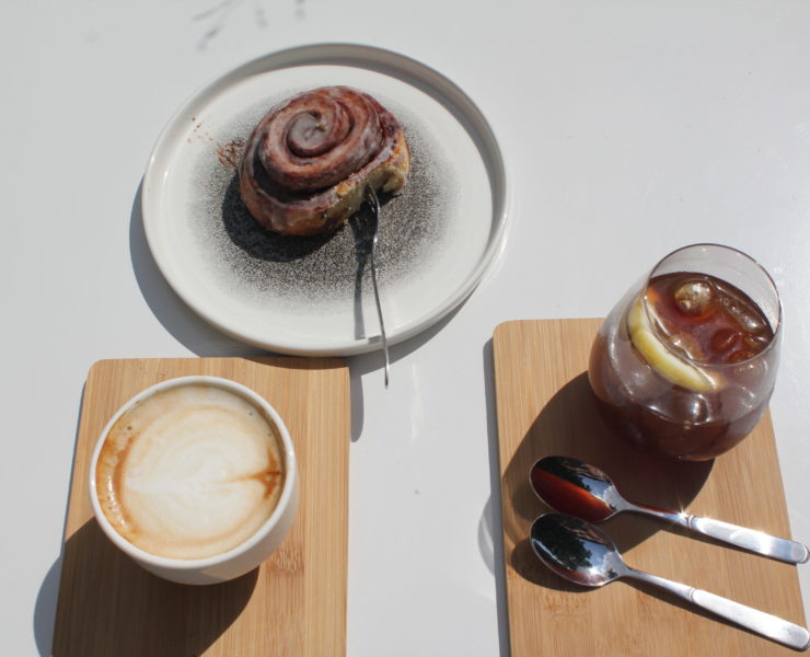 Ein Cappuccino und Cold Brew Tonic passen perfekt zu einer Zimtschnecke.